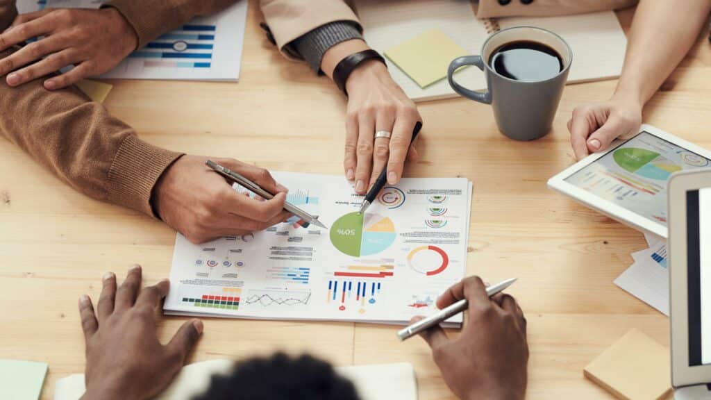 Des personnes autour d'une table en création de stratégie.